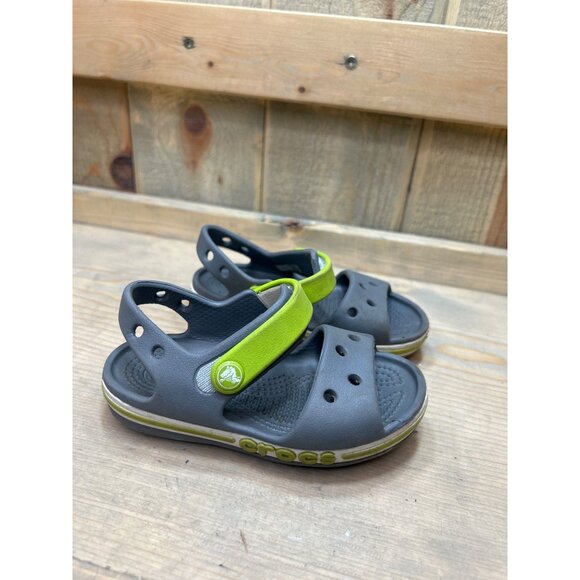 C7 Crocs Bayaband Sandals Kids Grey/Green - Picture 1 of 6